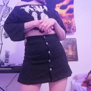 Söt kjol - Från monki, storlek 38 men skulle tro att den passar bättre på en 36a. Använt skick men har inte hittat några fel förutom veck som man borde kunna få bort ganska enkelt med strykjärn! Frakt tillkommer 