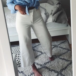 Jeans - Snygga vida vita jeans, lite korta på mig jag är 176cm 