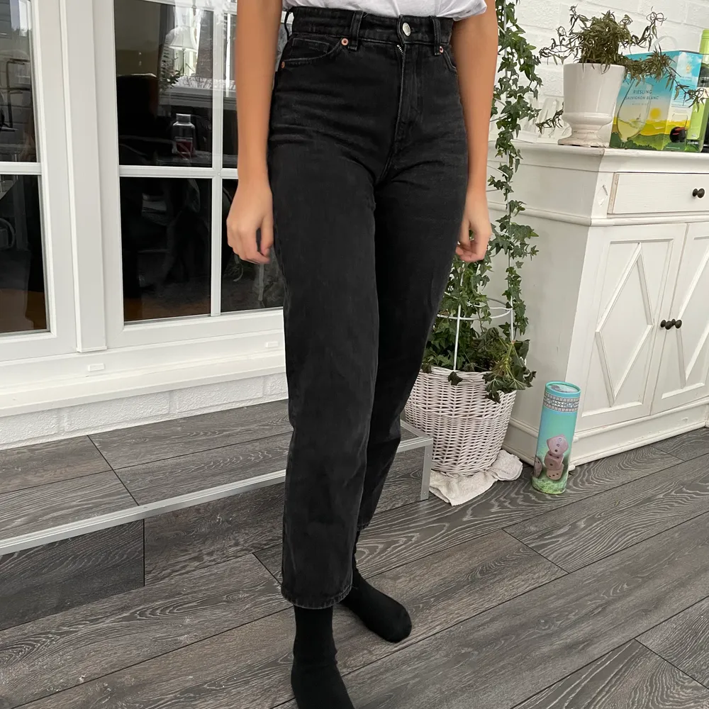 Monki jeans modell taiki(high waist, balloon leg) i storlek 24. Välanvända, men i bra skick. . Jeans & Byxor.