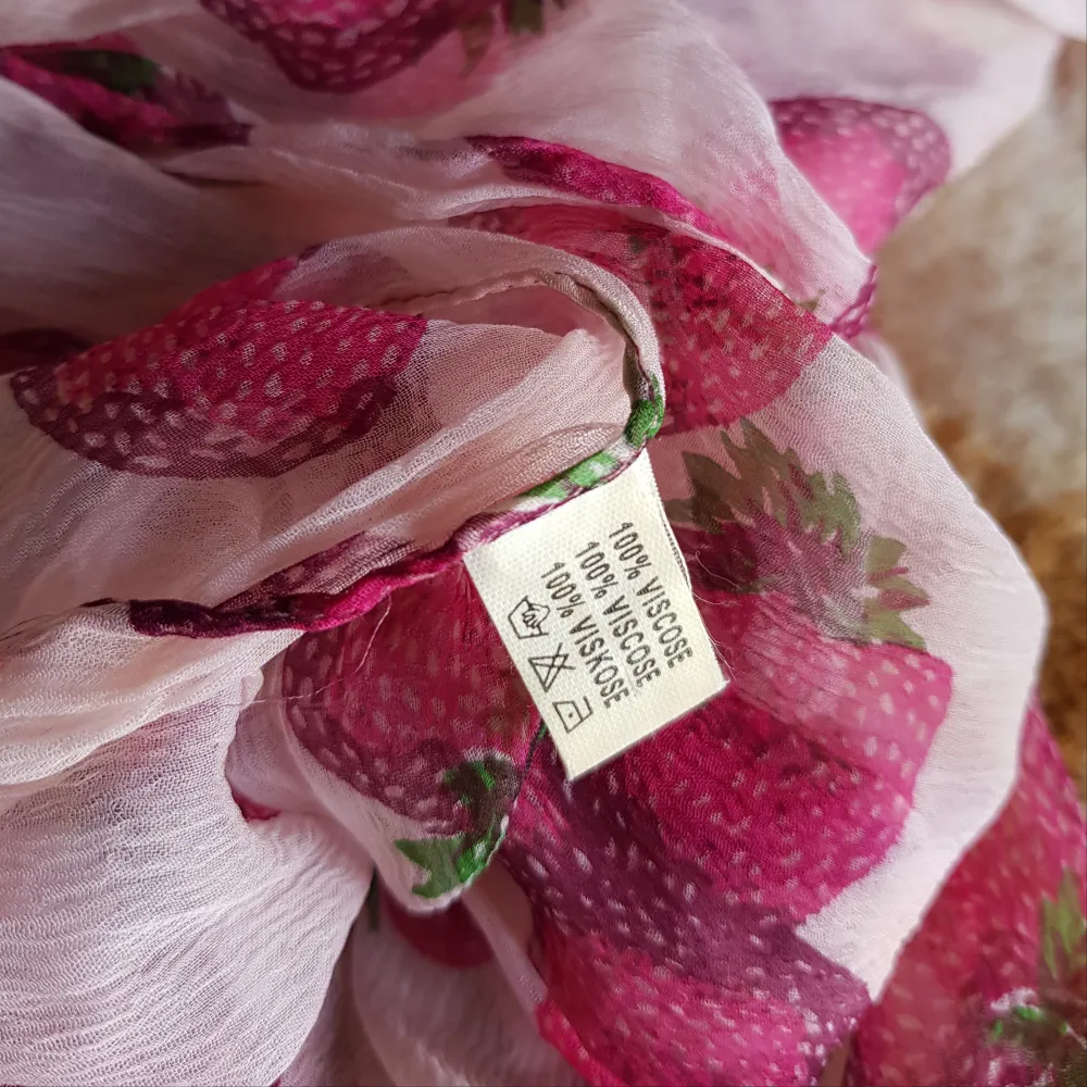 Härlig retro scarf med jordgubbar i viskos. 🍓🍓  Använd runt halsen, sätt upp håret med den eller ha den som en liten topp. 💕 Finns något litet hål och en liten fläck, inget som märks under användning.. Accessoarer.