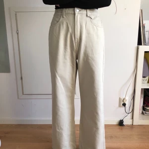 Weekday byxor - Vita utsvängda och hödmidjade byxor från Weekday. Aldrig använda. Strl: 36. Byxbenslängd: 70 cm. Vikt: 580 g. Samfraktar gärna! Tar betalt via swish eller SafePay. 