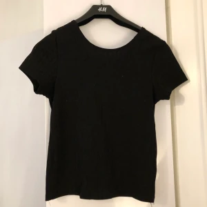 T-shirt  - T-shirt från bikbok i strl m, men mer som S, tröjan är ribbad 