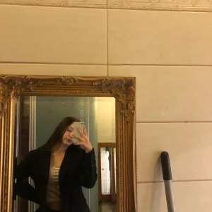 Svart kavaj med knappar - Svart kavaj med knappar