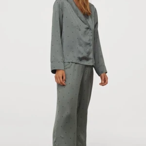 Hm pjyamas  - Helt oanvänd prickig grön pjyamas från HM! Prislappen är till och med kvar, säljs pga felköp! 