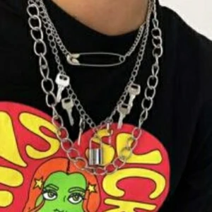 Halsband🦇 - Råka beställa 2 stycken så säljer denna, helt ny i förpackning som ni ser😅🥰 Ascoola!!!