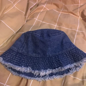 Bucket hat - Säljer denna buckethat från H&M som jag köpte för 129kr, hatten har inga hål eller fläckar.🦋💕