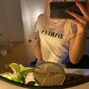Nakd t-shiit - En fin t-shirt från nakd. Använd ca 2 gånger. Köparen står för frakt.💕