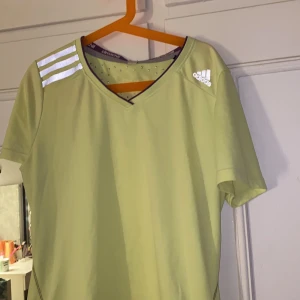 Adidas tränings tröja  - En träningströja storlek S frakt tillkommer!! Skriv vid intresserad 