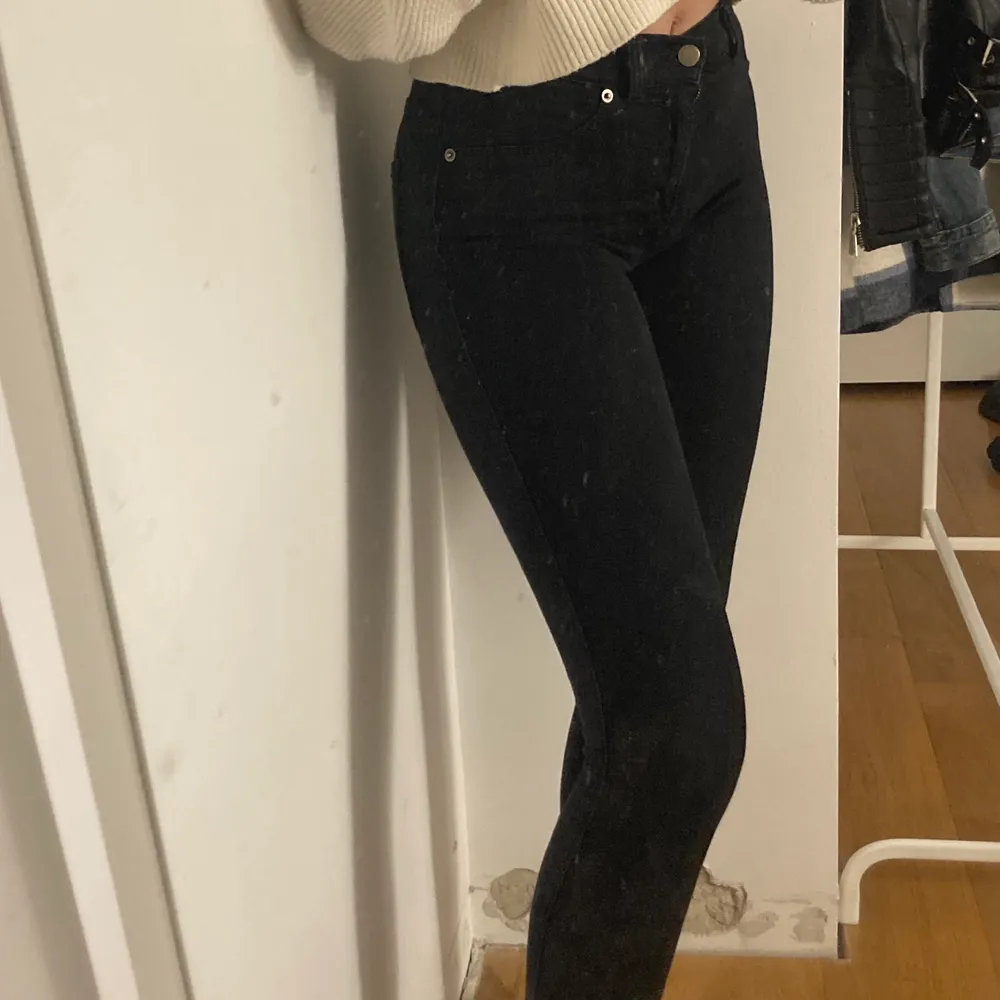 Säljer mina suuuper sköna svarta skinny jeans från dr.denim! Fick i julklapp 2019 och har används en del men fortfarande i god skick! Storlek S men passar även Xs! Säljs för använder inte denna typ av jeans längre så de kommer inte till stor användning!💕 Ordinarie pris- 500kr men säljer dessa för 150kr+ frakt (45kr)! Priset kan diskuteras! . Jeans & Byxor.