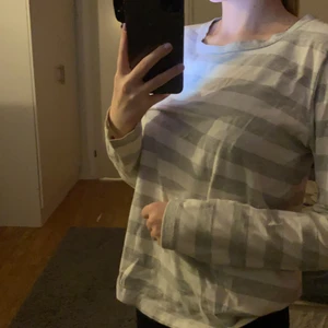 Grå vit randig tröja - Knappt använd. 