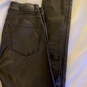 Skinnbyxor  - Säljer mina skinnbyxor från Vero Moda och skulle säga att det är storlek 34/36. Köptes för 400 och säljer för 100kr och kommit till användning vid endast ett tillfälle 