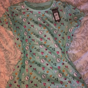 Tshirt - Helt ny, lapparna kvar. Köpt i england. Står storlek m men liten i storlek, som s. 