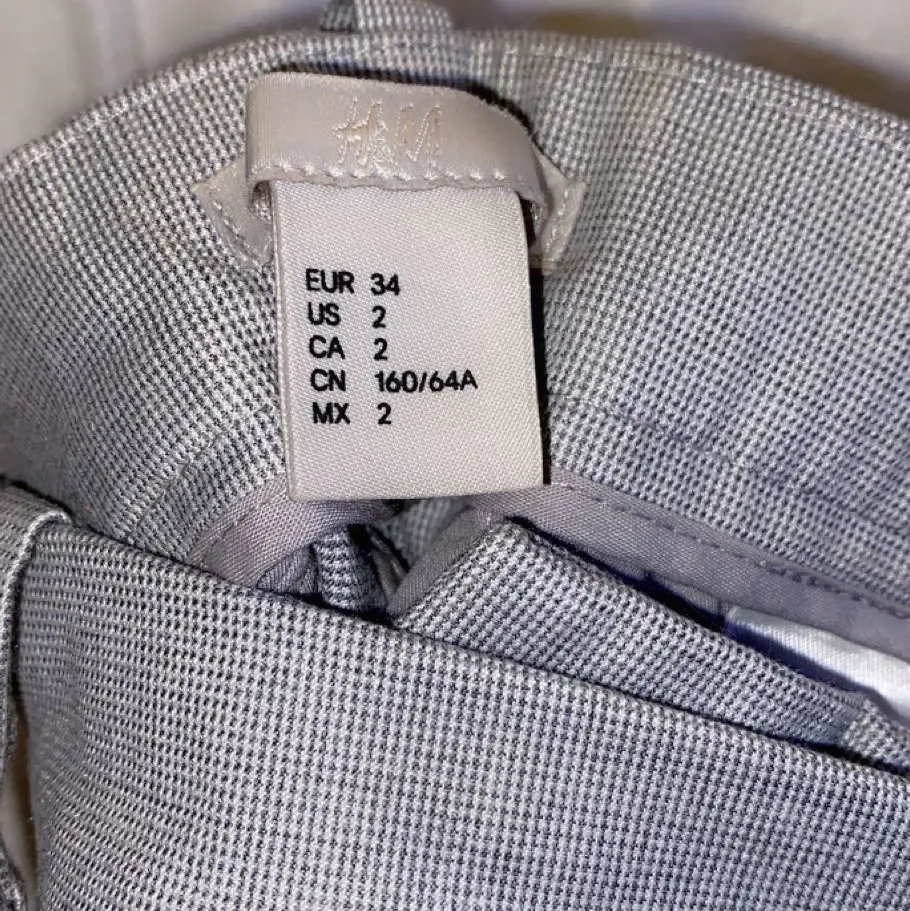 ”Rutiga” kostymbyxor som ser gråa ut som på första bilden, köpta på H&M och kommit till användning vid få tillfällen, köptes för 250 och säljer för 30 kronor. . Jeans & Byxor.