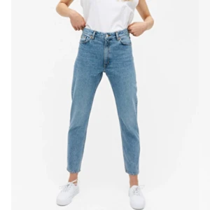 Ljusblå momjeans - Svinsnygga jeans från Monki i modellen Kimomo som tyvärr blivit små för mig. Storlek 30. (Typ M/38) Sparsamt använda eftersom jag inte får på mig dem längre 💔 Nypris 400