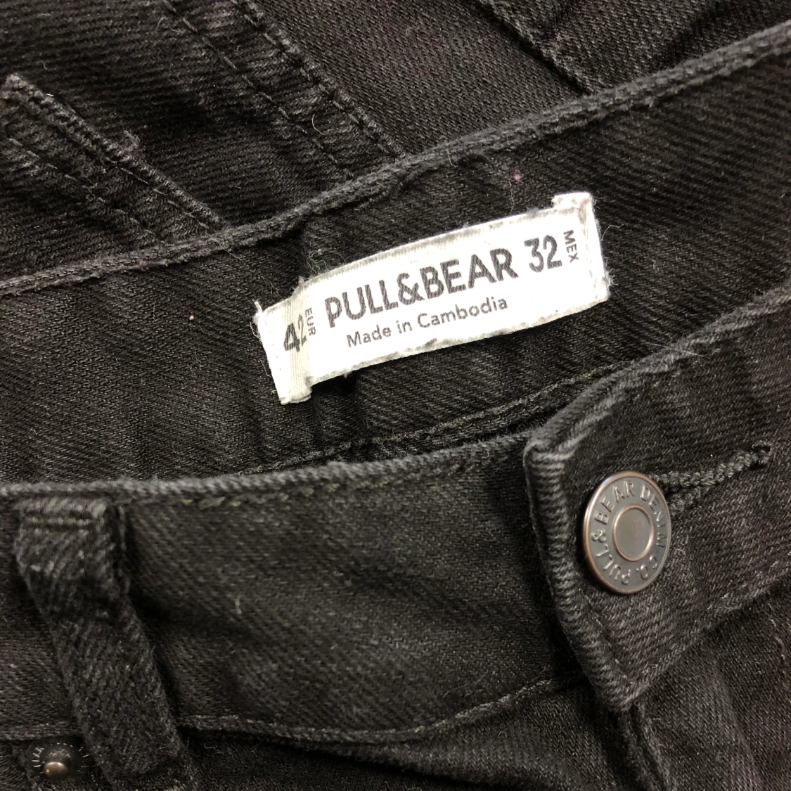 Ett par svarta shortsjeans från Pull & Bear - 91