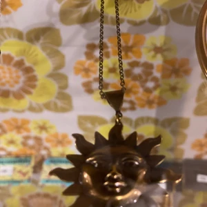 Lyckosam sol halsband - Köpte den här halsbandet i Italien. Brukar ha på mig den när jag har prov för att få top betyg.