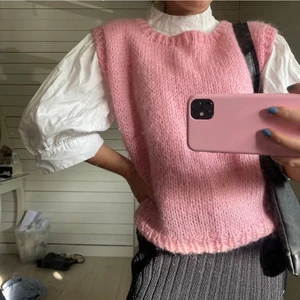 Stickad väst - Säljer denna stickade väst då den inte kommer till så mycket användning tyvärr! Väldigt bra skick och passar mig som är storlek s/m! 