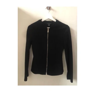 Kavaj - Svart kavaj med zip i storlek XS/S, knappt använd och i bra skick 🤍 