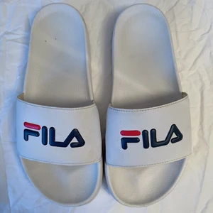 FILA tofflor - Tofflor från FILA, ganska använda men i gott skick. Kan mötas upp alternativt står köparen för frakten 🌟
