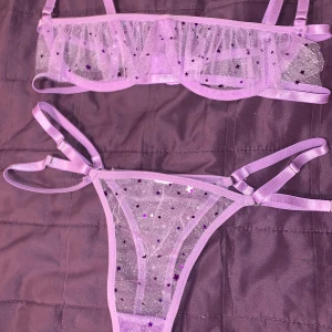 Underklädesset strl S - Säljer pga råkade köpa 2 av detta superfina lila set. Det är bh, trosa och även höfthållare med svarta stockings! 😻