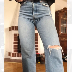 Jeans - Jeansfärgen är mer som färgen på andra bilden. Säljer då de inte kommer till användning. Inga tecken på slitage. Storlek 38 men skulle säga att de sitter som 36. Frakt tillkommer