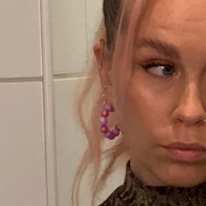 Örhängen - Egenpärlade örhängen i stora pärlor, rosa och lila🥰🥰💜💖