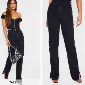 Tall Black Split Jeans - Mycket snygga och trendiga split jeans. Väldigt bekväma och i bra material. Köpta från Pretty Little Thing för 400kr, de är helt oanvända då jag dessvärre är lite för kort. Passar perfekt på folk från 170 cm då modellen är i tall. Skriv om ni är intresserade!