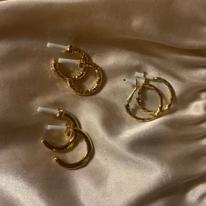 Örhängen - några örhängen från HM som säljs då de är ifrån ett sett där jag endast ville ha ett par örhängen. alltså är de aldrig använda. ett par kostar 22kr! frakten är 12kr☺️☺️🧸 