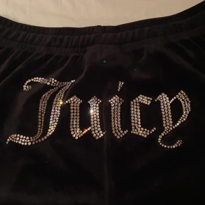 Juicy couture - Köpte här på plick men dom var tyvärr lite för små, jätte fint skick som nya✨ köparen står för frakt, budgivning om fler är intresserade💖
