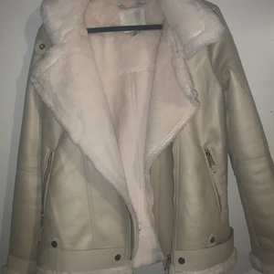 Mocka jacka  - Jätte fin & varm jacka, använd 1 gång så den är i super skick 