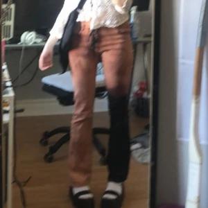 blekta byxor - fett coola jeans har blekt själv och satt typ skosnöre som Lace Up grej normal midja typ precis under naveln dom e feta men inte min stil , kan sänka 