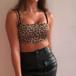 Fest topp  - En leopard topp ifrån bikbok i storlek xs. Bekväm ock skön topp med ett fint skick! 