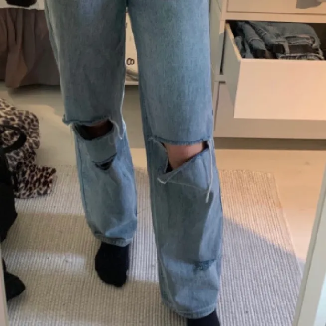 Säljer min jeans från Boohoo då jag tror det säkert finns någon som kommer att använda dem mer än jag! 💖💞 Bra skick!✨💕 Köparen står för frakten. BUDA I KOMMENTARERNA💞💕💖. Jeans & Byxor.