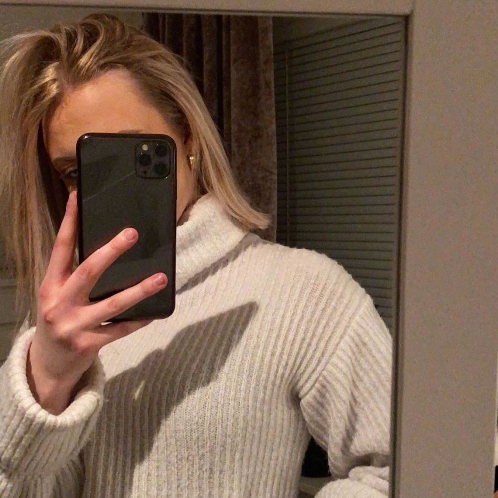 Såååå fin tröja från Linn ahlborgs kollektion med nakd!💞 säljer pga att jag aldrig använder och därför tar den bara plats i garderoben. Lite kortare i modellen. Modellen på första bilden när xs! Och denna som jag säljer är även i xs. Superfint skick! Använd fåtal gånger. DENNA ÄR SLUTSÅLD PÅ HEMSIDAN. Stickat.