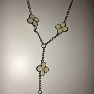 Gulligt halsband  - Sött halsband med tre blommor 