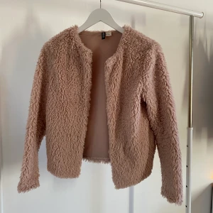 Rosa pälsjacka  - Fin rosa pälsjacka/kofta. Knappt använd😊 60 kr eller bud. 