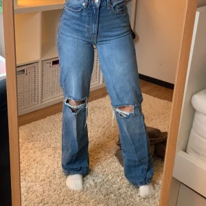 håliga jeans - använda en gång, för  långa för mig som är 162 men sitter jätte bra annars. säljer bara vid bra bud. startbud 250kr (köparen står för frakten)