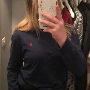 Ralph Lauren - Ralph lauren långärmad tröja, jätte fint skick. Storlek L men passar S/M. Frakten ingår inte i priset.