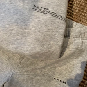 NICKI STUDIOS - Grå mjukis dress från Nicki Studios x Gina. Storlek M i båda. Använd få tal gånger. Ny pris tröjan: 449kr byxa: 399kr. Säljer setet för 500kr