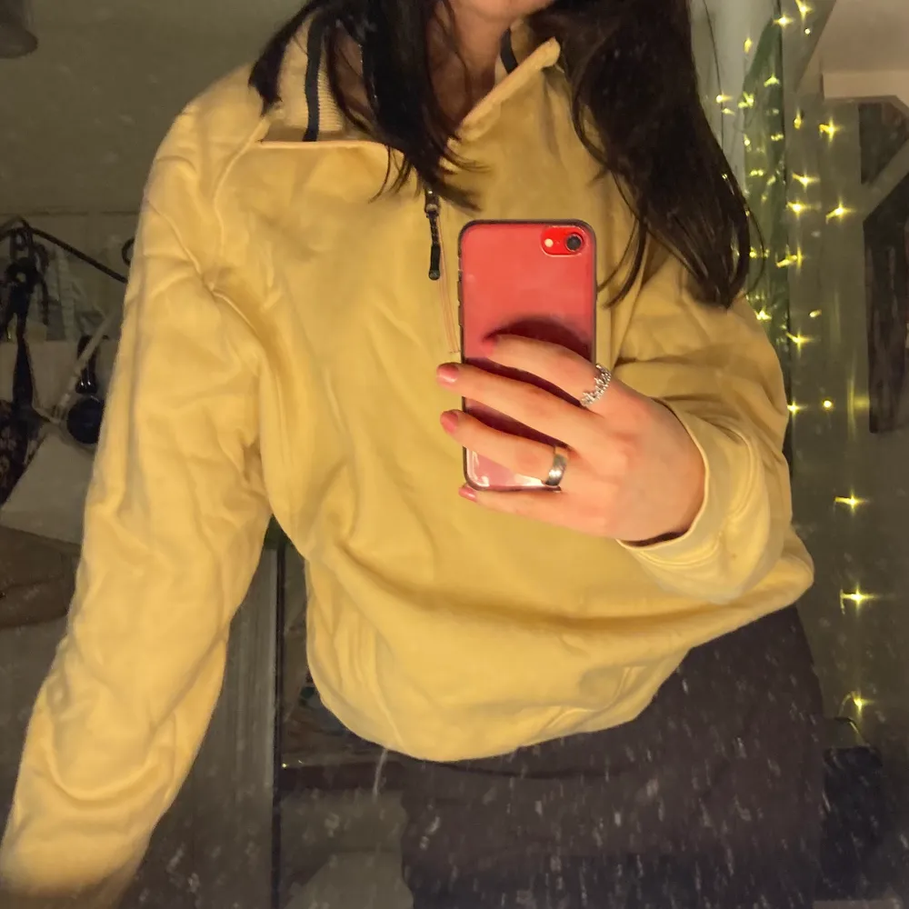 Oversize gul sweatshirt med halv dragkedja! Väldigt skön och fin färg! . Hoodies.