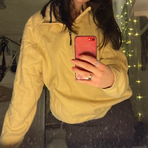 Gul sweatshirt  - Oversize gul sweatshirt med halv dragkedja! Väldigt skön och fin färg! 