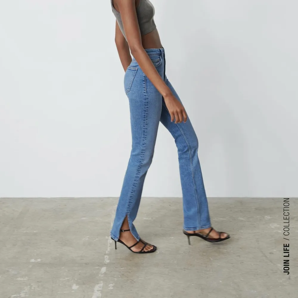 Trendiga AS snygga jeans med slit. Från Zara storlek 34. Säljer pga att jag köpte plagget utan att prova. Därav att de är för små! Frakten betalas av köparen. Pris kan diskuteras!. Jeans & Byxor.