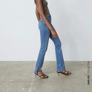Trendiga AS snygga jeans med slit. Från Zara storlek 34. Säljer pga att jag köpte plagget utan att prova. Därav att de är för små! Frakten betalas av köparen. Pris kan diskuteras!