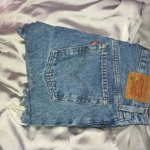 Levis shorts - Dessa shorts är från Levis. Dom är i modellen 501. Dom är mörkblå jeans färg 🎨. Vid kanten har dom ”trådar” rekommenderar nu till sommaren! Dom kostade 599 hos Levis och jag säljer dom för 200 kr! ❤️ betalning sker via Swish 