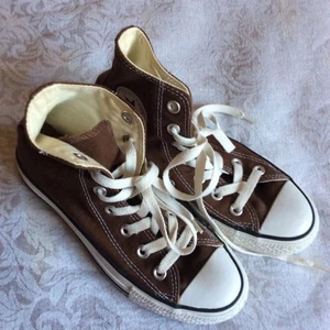 Bruna converse🤎 - !!ENDAST INTRESSE KOLL, säljer bara vid bra bud!! Jättefina bruna converse i ny skick. Buda från 100kr, säljer endast vid bra pris. Köparen står för frakt 🤎 (första bilden är lånad) Avslutar budgivningen på fredag. BUDA I KOMMENTARERNA 💖 Högsta bud: 690kr