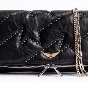 Zadig Voltaire rock väska - Säljer min fina svarta Zadig Voltaire väska. Den andra bilden är på en rosa för jag inte hittade en svart bild på den men skriv privat för att få bilder på min! Köptes sommaren 2019 och är helt slutsåld överallt! Nypriset på den var 4800kr, den är sparsamt använd och inga skador alls. Den har två kedjor, en gullig och en silvrig då man har båda kedjorna tillsammans eller enskillt, vilket gör den så speciell! Buda från 1300❤️