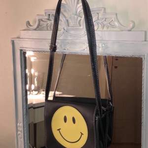 Säljer denna coola smiley väska som tyvär inte kommer till användning ☺️