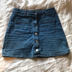 Jeanskjol - Snygg jeanskjol från Gina i sååå stretchigt material. Köpt för fem år sedan och inte använd på länge. Passar mig som är s. 