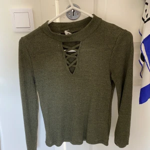 grön tröja - skitsnygg mörkgrön tröja