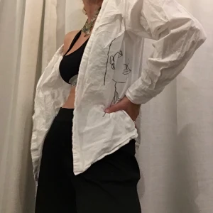 Offshoulder skjorta - Säljer denna snygga off-shoulder skjortan med en galet cool design på sidan då den tyvärr inte kommer till användning längre💗 Högsta bud om fler är intresserade💖 Frakt tillkommer eller så kan jag mötas upp i Stockholm💘